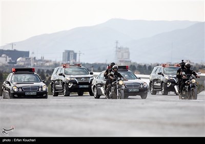 پرش چتربازان از برج میلاد به مناسبت 12 فروردین