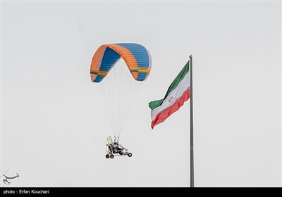 پرش چتربازان از برج میلاد به مناسبت 12 فروردین