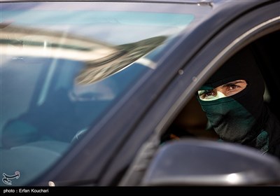 پرش چتربازان از برج میلاد به مناسبت 12 فروردین