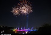Церемония зажжения огней на мосту Табиат в Тегеране