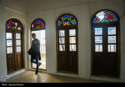 Туристы, празднующие Новруз, в особняке Хосро-Абада в городе Сенендедж