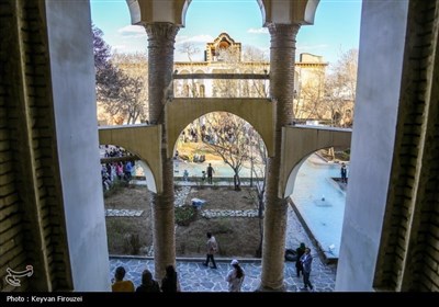Туристы, празднующие Новруз, в особняке Хосро-Абада в городе Сенендедж