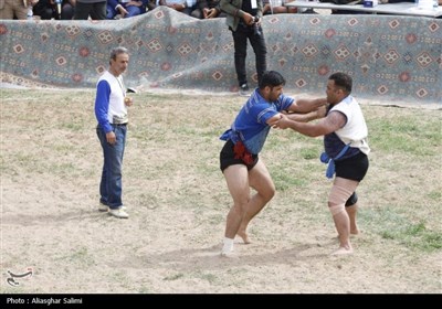 مسابقات کشتی با چوخه گود زینل خان اسفراین
