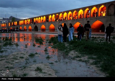 شادی و نشاط مردم اصفهان از بازشدن زاینده‌رود