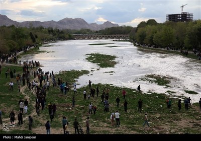 شادی و نشاط مردم اصفهان از بازشدن زاینده‌رود