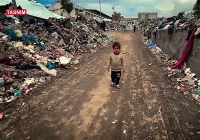 عوائل فلسطینیة تعیش خلف تلال القمامة بسبب النزوح والقصف المتواصل