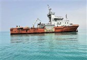 پاک‌سازی آلودگی نفتی در لنگرگاه بندر بوشهر