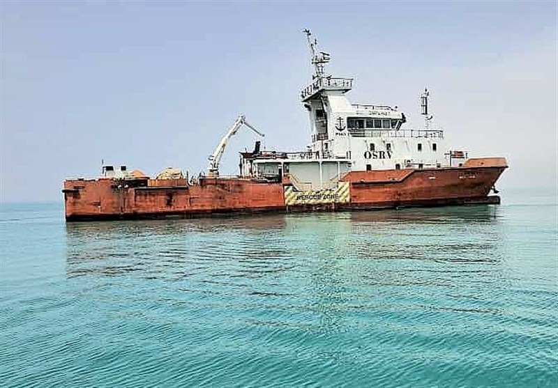 پاک‌سازی آلودگی نفتی در لنگرگاه بندر بوشهر