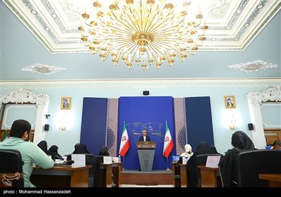 اولین نشست خبری اسماعیل بقائی سخنگوی وزارت امور خارجه جمهوری اسلامی ایران در سال 1404 