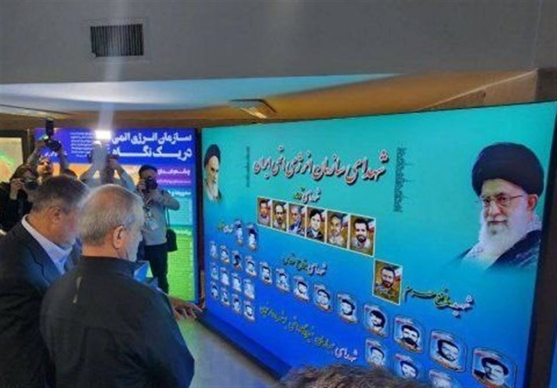 بازدید پزشکیان از نمایشگاه دستاوردهای صنعت هستهای