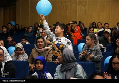 کنسرت مجید خراطها در حمایت از کودکان دارای ویژگی خاص در همدان