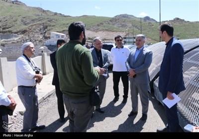 بازدید خبرنگاران تسنیم زنجان به همراه مدیران آب منطقه‌ای از سد تهم زنجان
