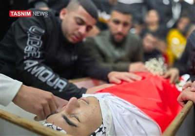 بحرقة وألم.. والدة مالک حطاب تودع ابنها شهیدا