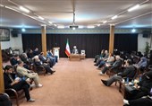 صاحبان قلم و رسانه وارد منافع اشخاص و سیاسیبازیها نشوند