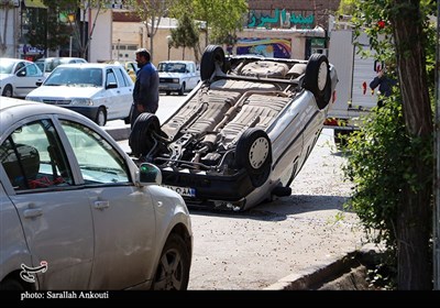 واژگونی غیرمعمول یک دستگاه پراید در یکی از خیابان‌های کرمان