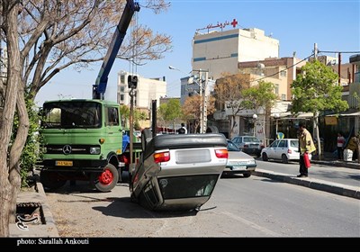 واژگونی غیرمعمول یک دستگاه پراید در یکی از خیابان‌های کرمان