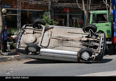 واژگونی غیرمعمول یک دستگاه پراید در یکی از خیابان‌های کرمان