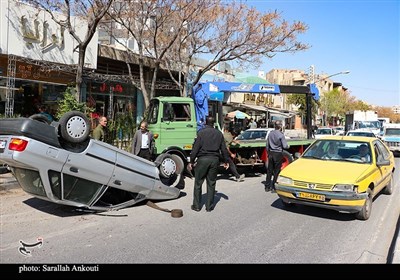 واژگونی غیرمعمول یک دستگاه پراید در یکی از خیابان‌های کرمان