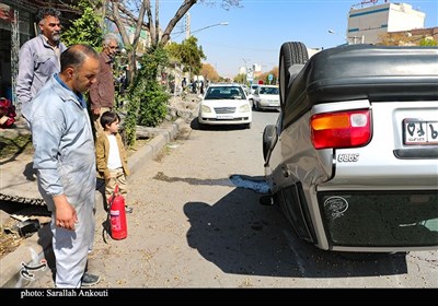 واژگونی غیرمعمول یک دستگاه پراید در یکی از خیابان‌های کرمان