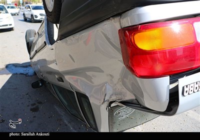 واژگونی غیرمعمول یک دستگاه پراید در یکی از خیابان‌های کرمان