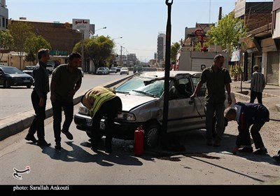 واژگونی غیرمعمول یک دستگاه پراید در یکی از خیابان‌های کرمان