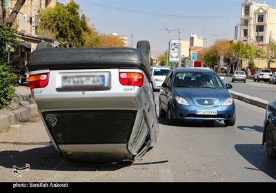 واژگونی غیرمعمول یک دستگاه پراید در یکی از خیابان‌های کرمان