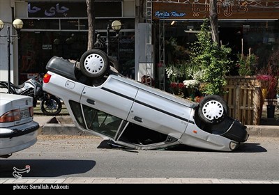 واژگونی غیرمعمول یک دستگاه پراید در یکی از خیابان‌های کرمان