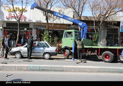 واژگونی غیرمعمول یک دستگاه پراید در یکی از خیابان‌های کرمان