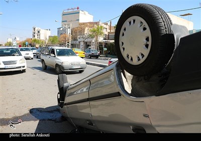 واژگونی غیرمعمول یک دستگاه پراید در یکی از خیابان‌های کرمان