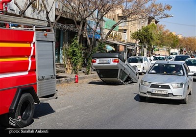 واژگونی غیرمعمول یک دستگاه پراید در یکی از خیابان‌های کرمان