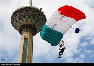  پرش چتربازان از برج میلاد به مناسبت ۱۲ فروردین 