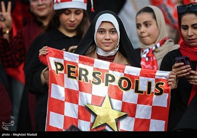بانوان تماشاگر دیدار تیم های فوتبال پرسپولیس و سپاهان 