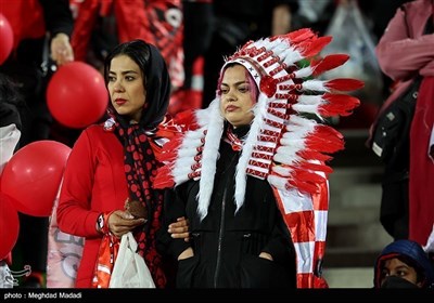 بانوان تماشاگر دیدار تیم های فوتبال پرسپولیس و سپاهان 