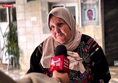الحاجة "مزیونة" تجسد قصة انتظار أبدیة وحب أم فلسطینیة لا یلین تجاه ابنها الأسیر فی سجون الاحتلال