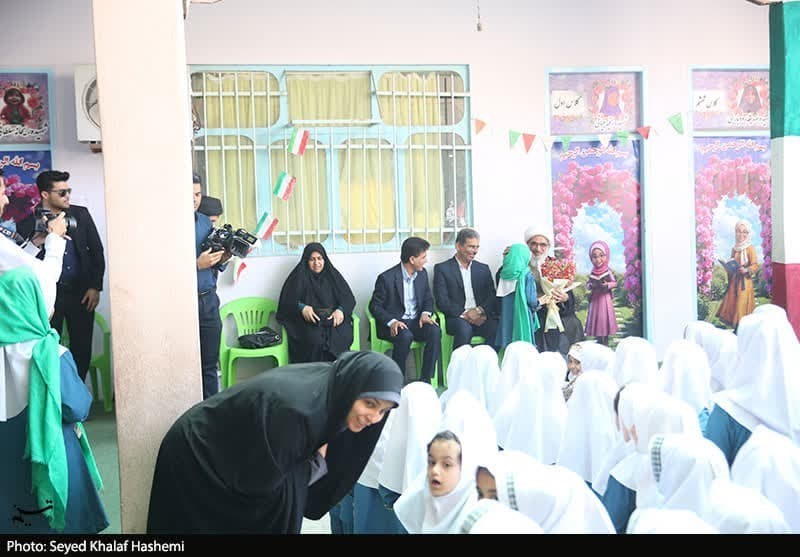 شوق دانش‌آموزان بوشهری در دیدار با امام جمعه + فیلم و عکس