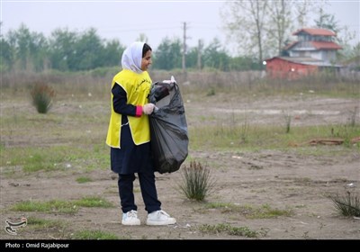 پاکسازی ساحل رودسر گیلان در روز زمین پاک