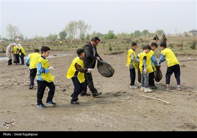 پاکسازی ساحل رودسر گیلان در روز زمین پاک