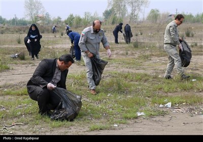 پاکسازی ساحل رودسر گیلان در روز زمین پاک- عکس خبری تسنیم
