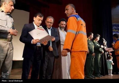 تقدیر از پاکبانان و باغبانان شهرداری بوشهر