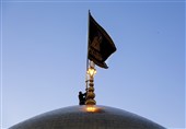 تعویض پرچم حرم رضوی به مناسبت شهادت امام صادق(ع)+عکس