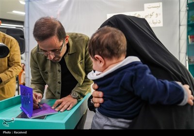 جشن امضای کتاب «ن ی س ت» فاضل نظری در شیراز- عکس خبری تسنیم