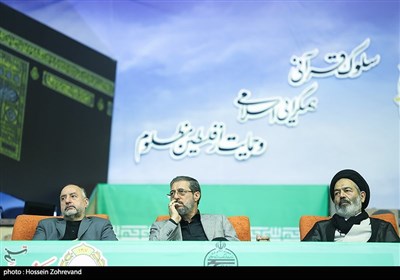 حجت‌الاسلام والمسلمین سید عبدالفتاح نواب، نماینده ولی‌فقیه در امور حج و زیارت و سرپرست حجاج ایرانی و علیرضا بیات، رئیس جدید سازمان حج و زیارت در همایش آموزشی و توجیهی زائران حج تمتع استان تهران