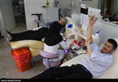 اهدای خون به مجروحان انفجار در بندر شهید رجایی