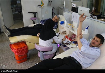 اهدای خون به مجروحان انفجار در بندر شهید رجایی