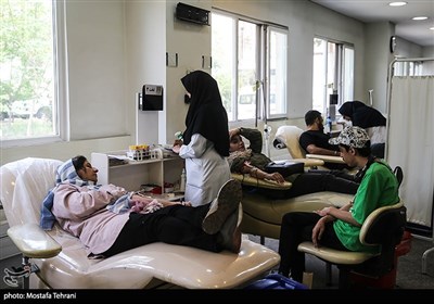 اهدای خون به مجروحان انفجار در بندر شهید رجایی