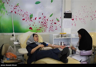 اهدای خون به مجروحان انفجار در بندر شهید رجایی