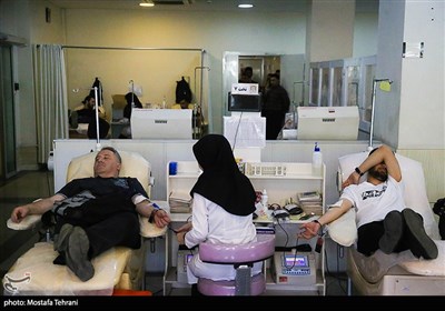 اهدای خون به مجروحان انفجار در بندر شهید رجایی