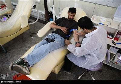 اهدای خون به مجروحان انفجار در بندر شهید رجایی