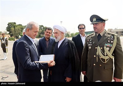مسعود پزشکیان، رییس جمهور و محسن قمی، معاون ارتباطات بین الملل دفتر رهبری در مراسم بدرقه رییس جمهور به کشور آذربایجان