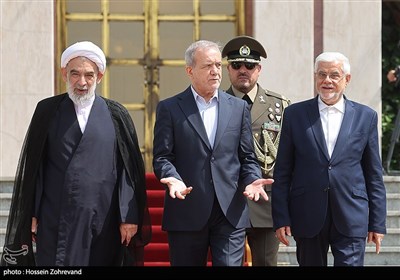 محمدرضا عارف، معاون اول رییس جمهور، مسعود پزشکیان، رییس جمهور و محسن قمی، معاون ارتباطات بین الملل دفتر رهبری در مراسم بدرقه رییس جمهور به کشور آذربایجان